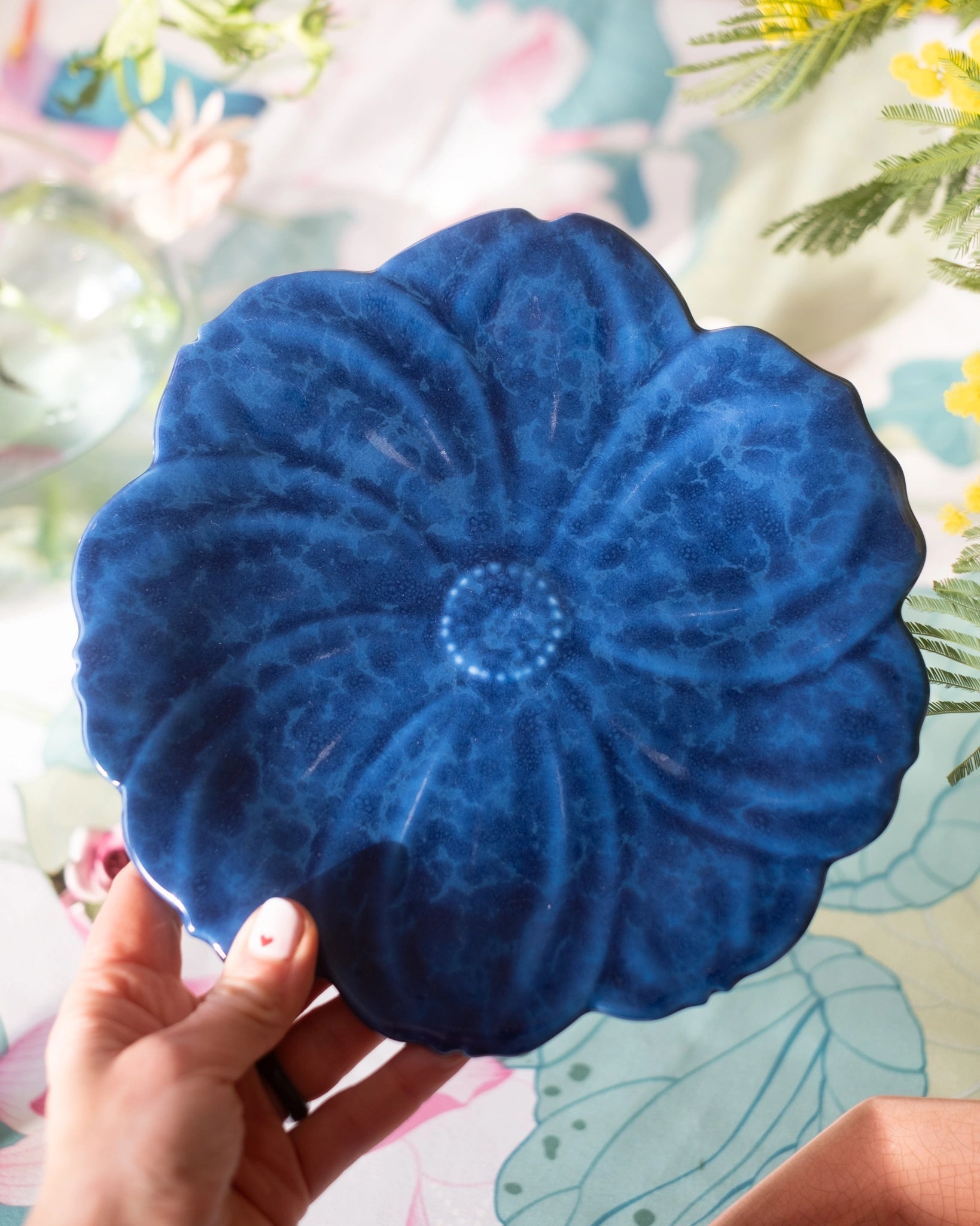 Assiette fleur en faïence bleu nuit de Charolles, par Jacques Molin - Silly & Billy