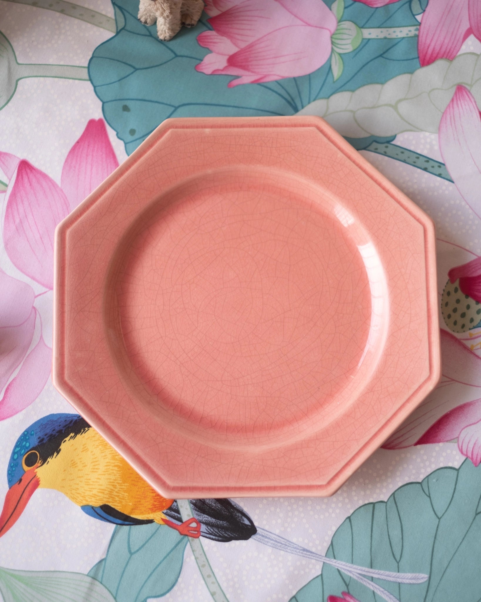 Grande assiette en faïence craquelée rose de Charolles - Silly & Billy