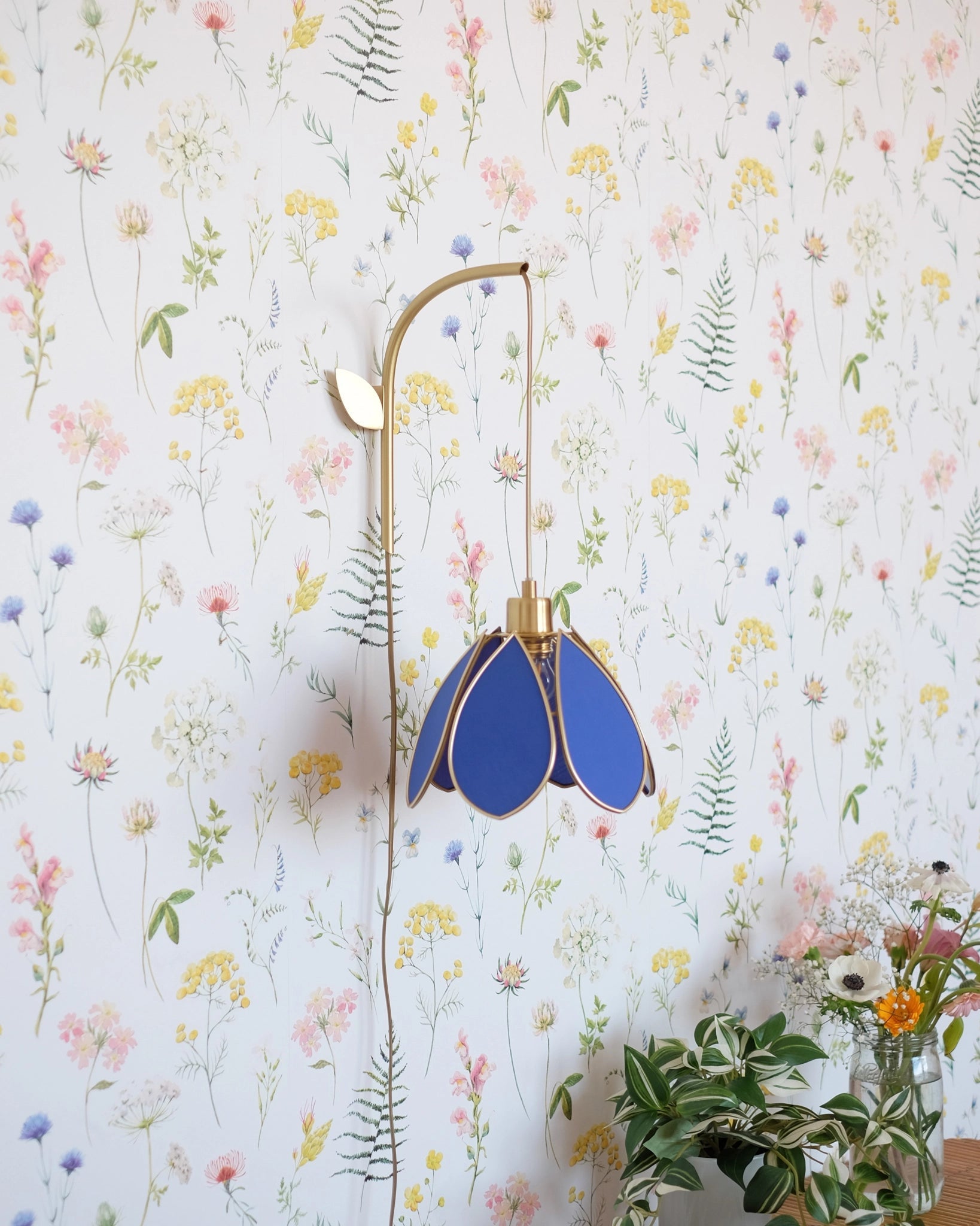 Support mural et baladeuse Fleur - Bleu royal et doré - Silly & Billy
