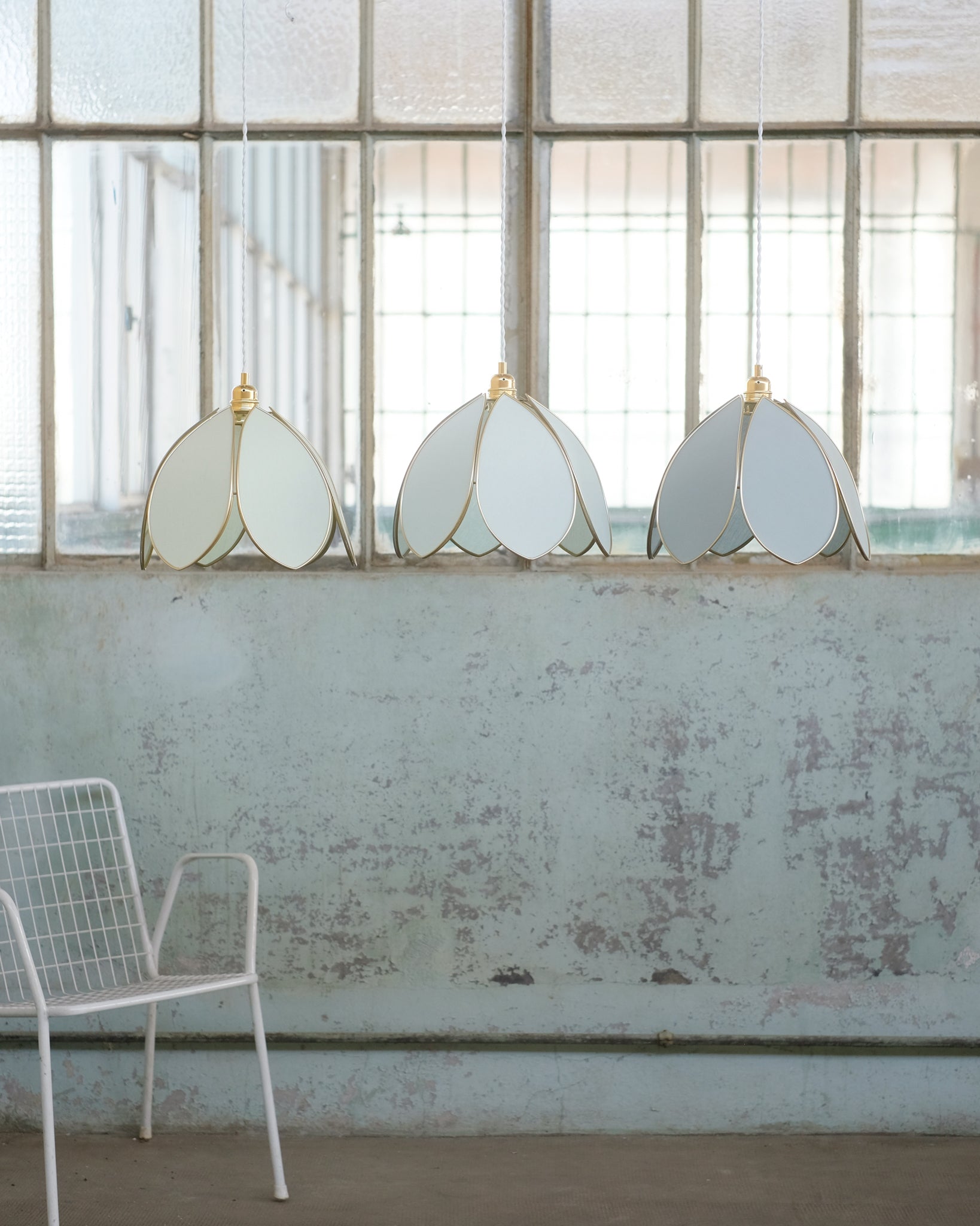 Suspension Fleur simple - Glacier et doré - Silly & Billy