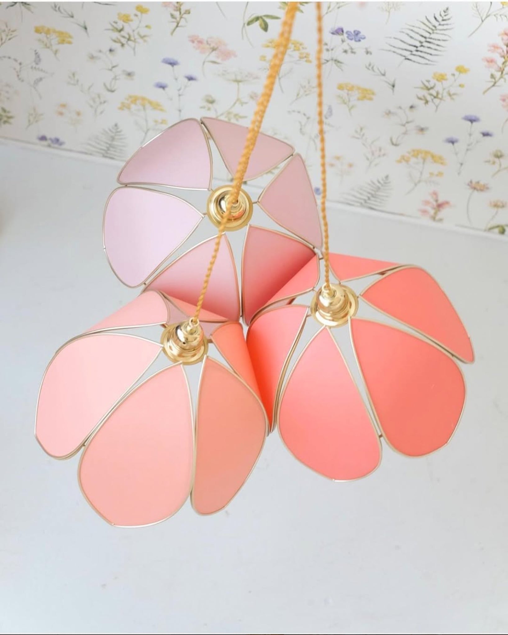 Suspension Fleur simple - Pamplemousse et doré - Silly & Billy