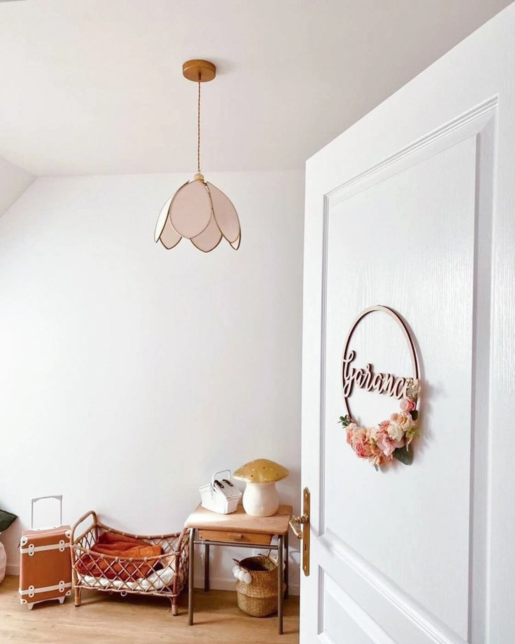 Suspension Fleur simple - Rose nude et doré - Silly & Billy