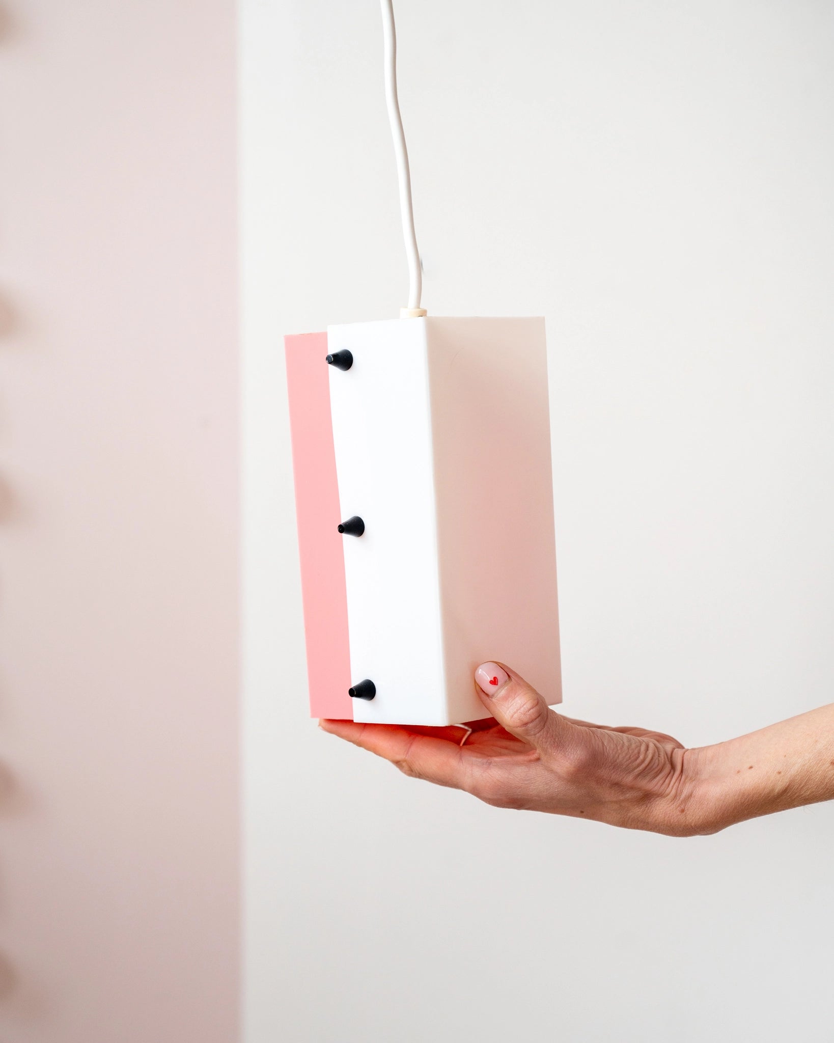 Suspension vintage en plexiglas rose et blanc - Silly & Billy
