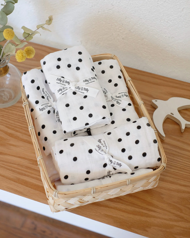 Petit lange en coton bio - Pois noirs et blancs