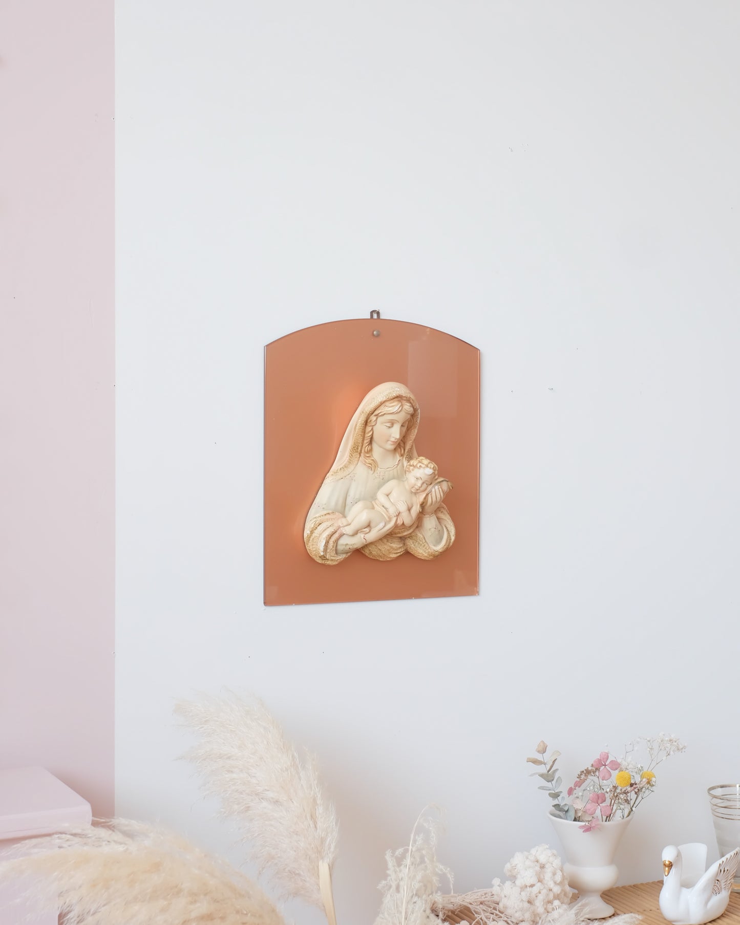 Ancienne vierge en plâtre sur plaque en verre