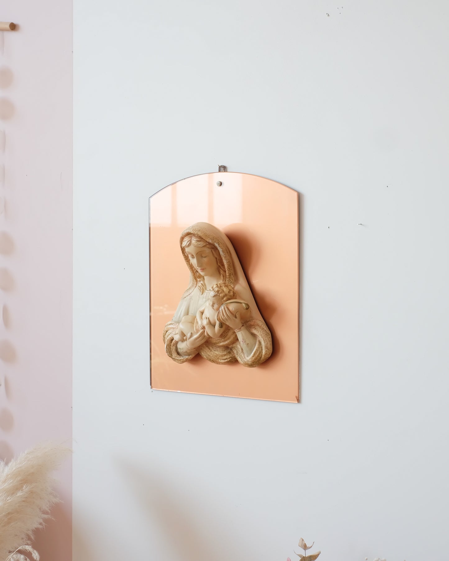 Ancienne vierge en plâtre sur plaque en verre