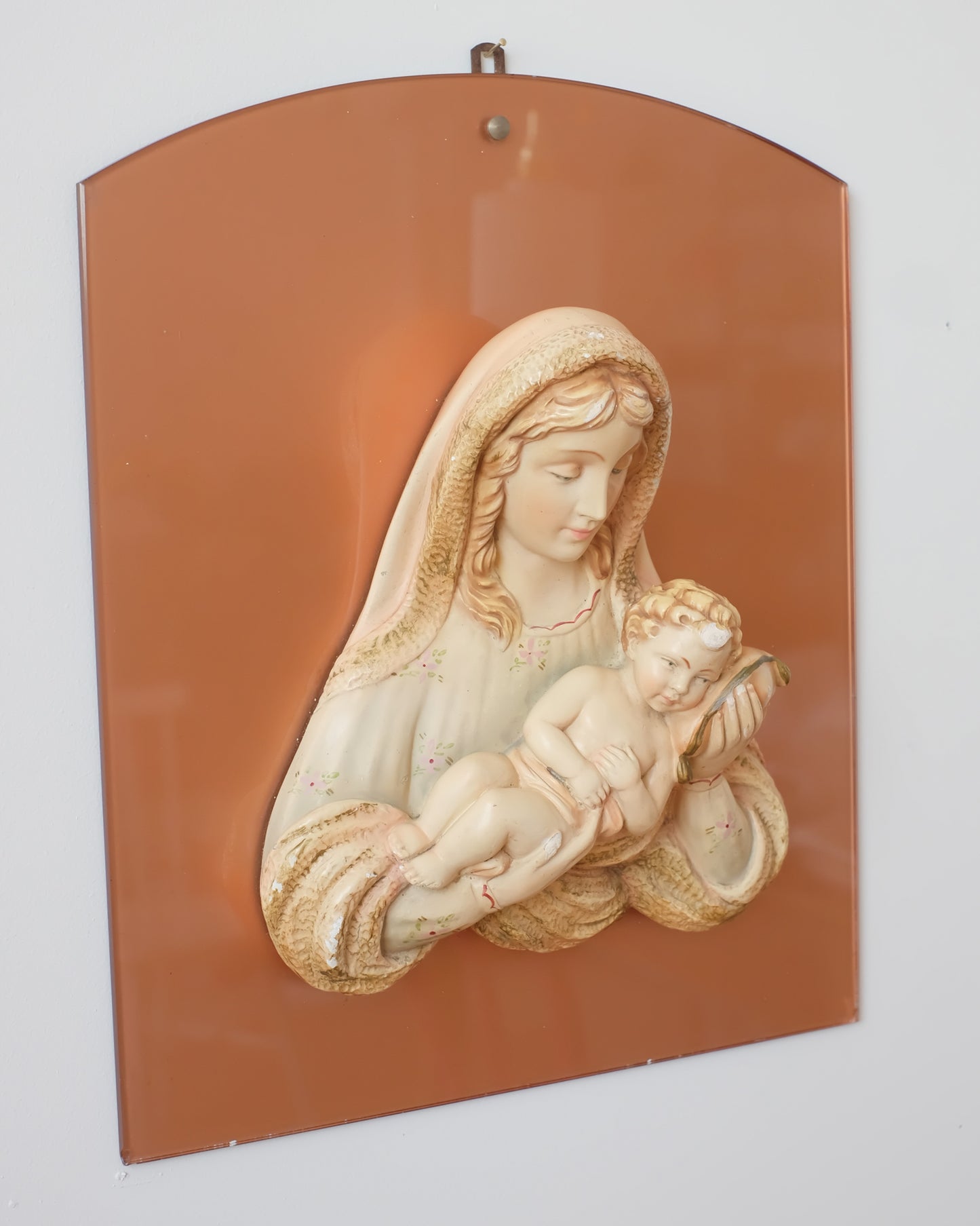 Ancienne vierge en plâtre sur plaque en verre