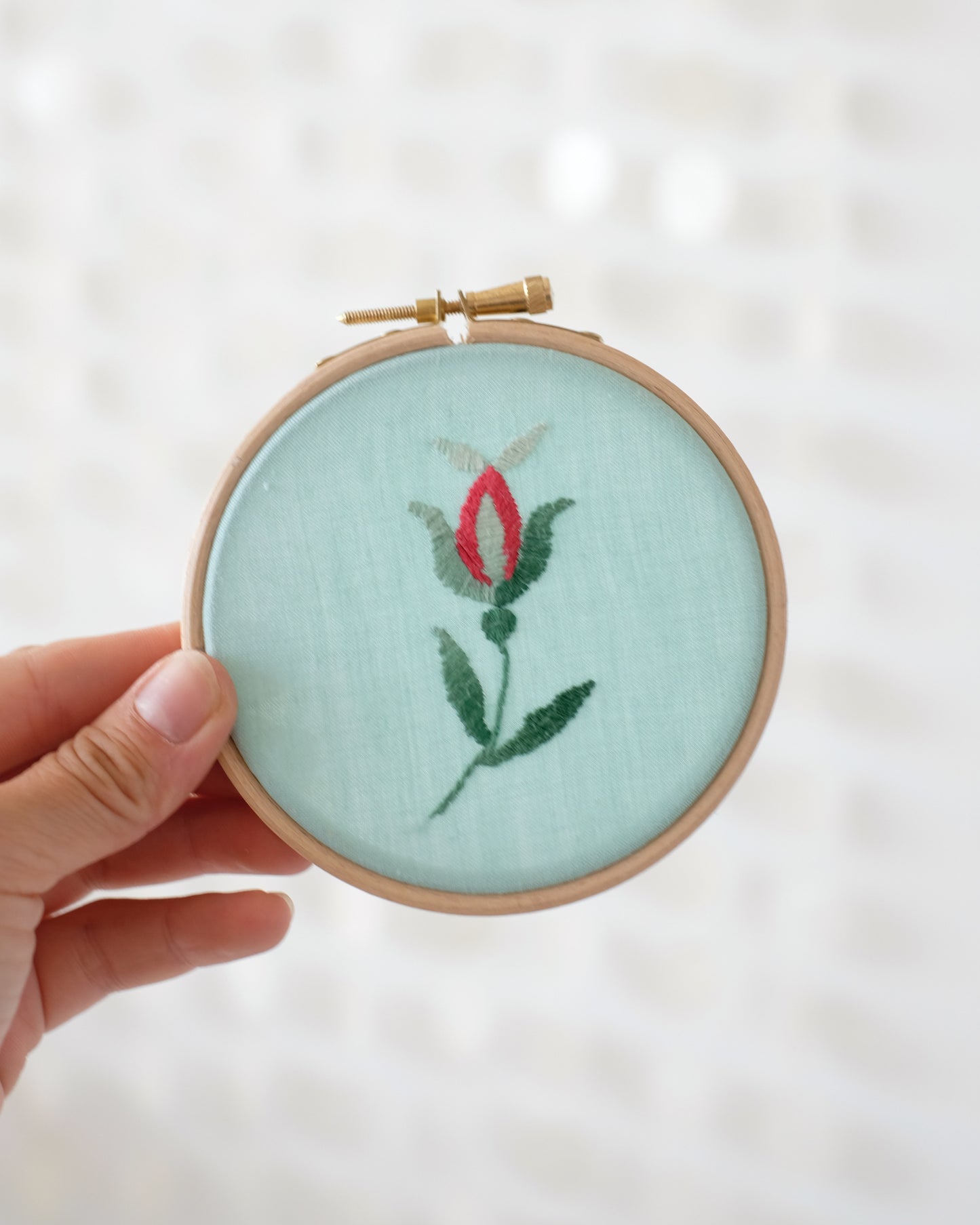 Broderie fleurie vintage - Bouton rouge