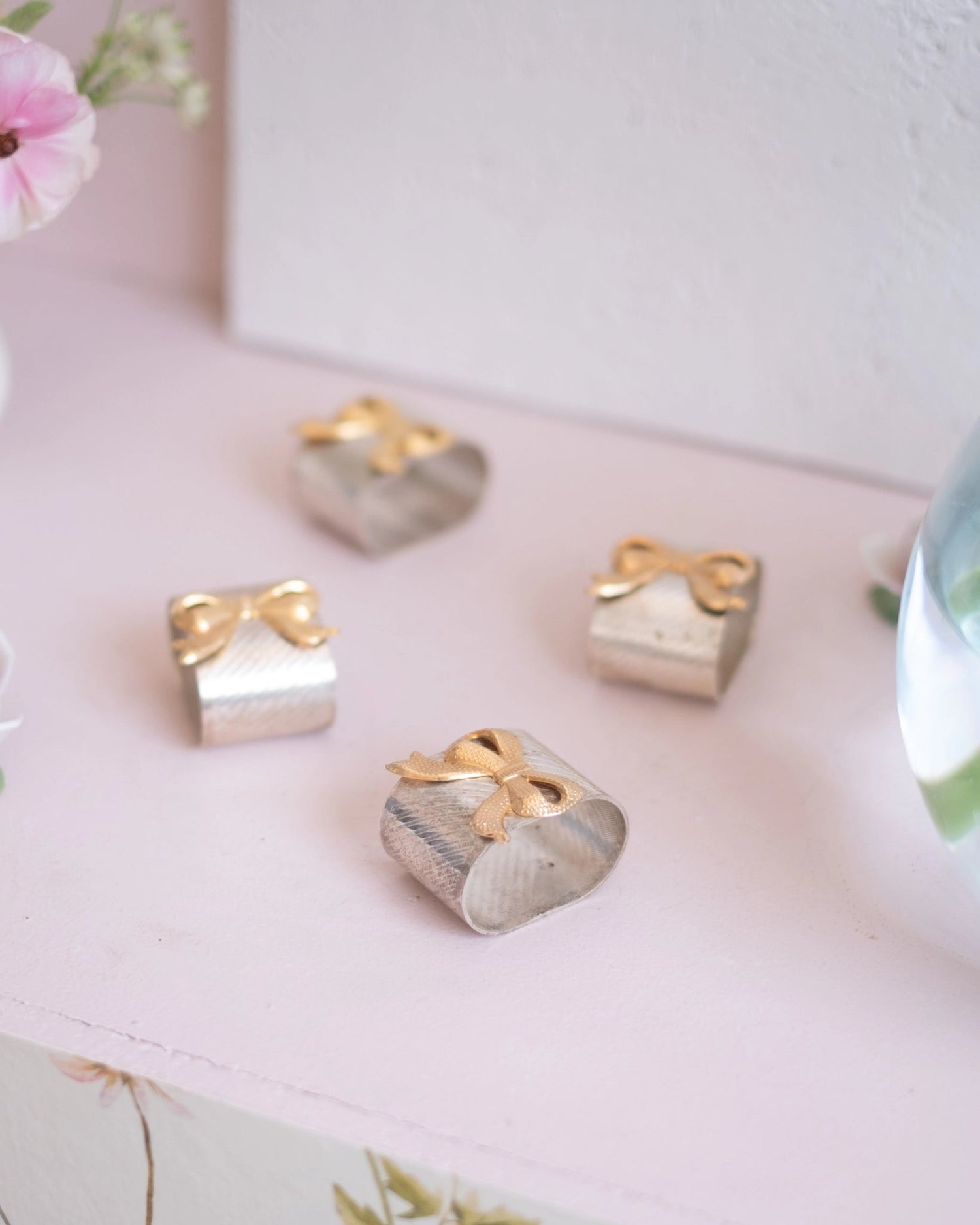 4 anciens ronds de serviettes en métal argenté - Silly &amp; Billy