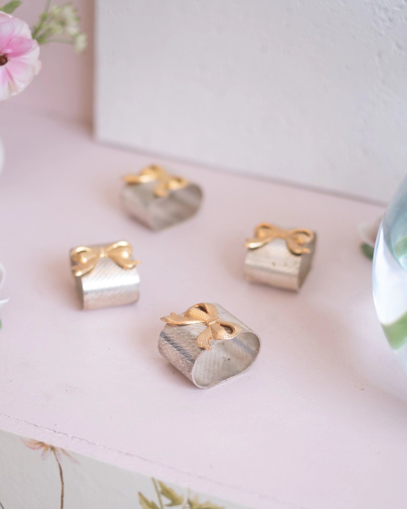 4 anciens ronds de serviettes en métal argenté - Silly &amp; Billy