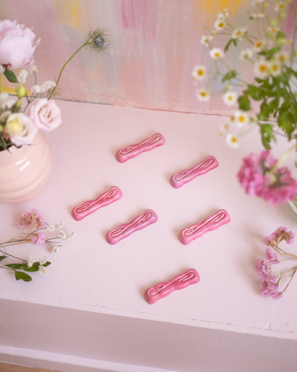 6 anciens porte-couteaux en céramique rose
