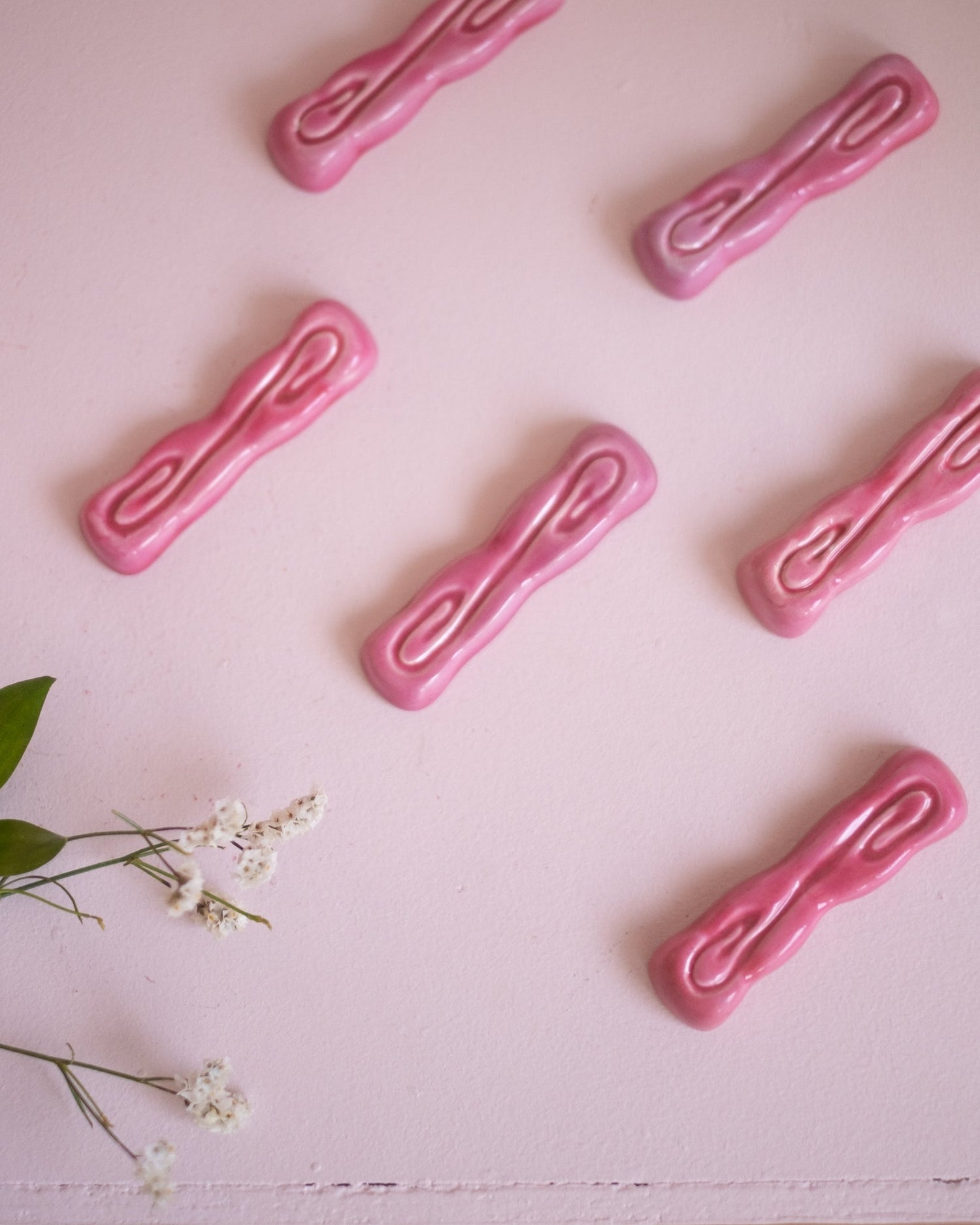 6 anciens porte - couteaux en céramique rose - Silly &amp; Billy