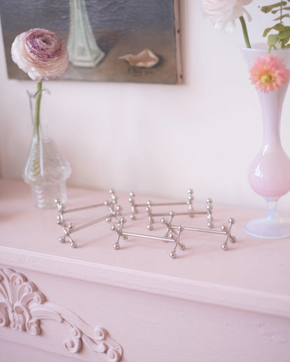 6 anciens porte - couteaux en métal argenté - Silly &amp; Billy