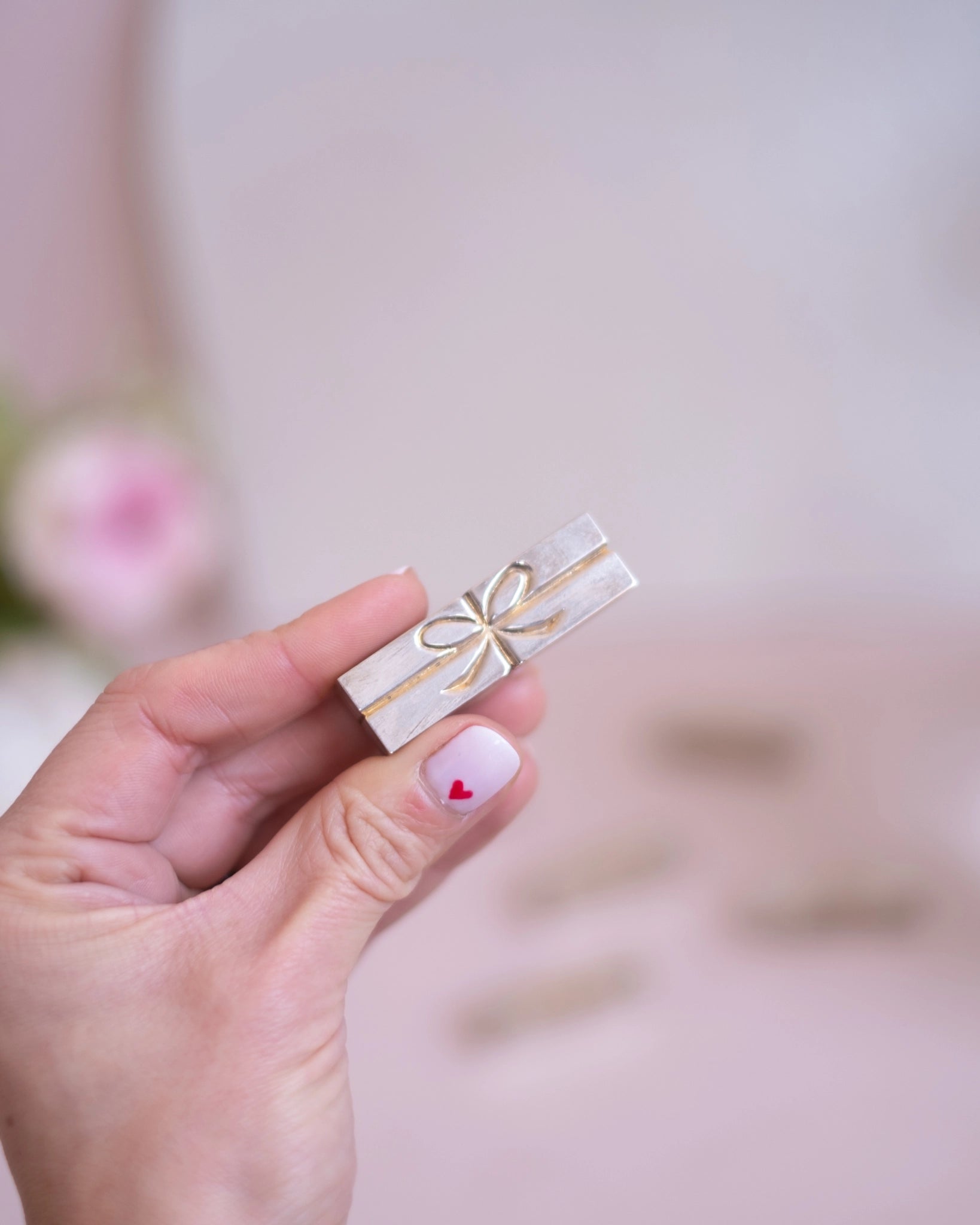 6 anciens porte - couteaux en métal argenté et doré - Silly &amp; Billy