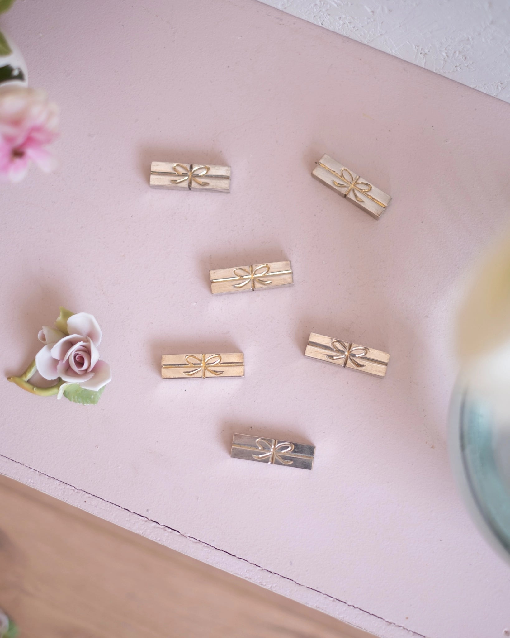 6 anciens porte - couteaux en métal argenté et doré - Silly &amp; Billy