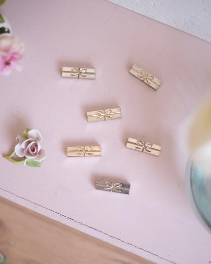 6 anciens porte - couteaux en métal argenté et doré - Silly &amp; Billy