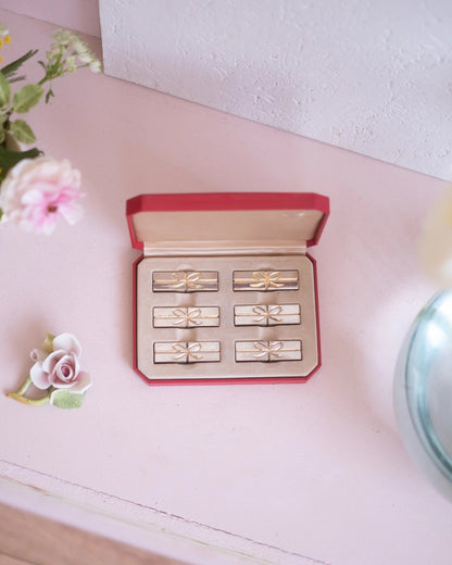 6 anciens porte - couteaux en métal argenté et doré - Silly &amp; Billy