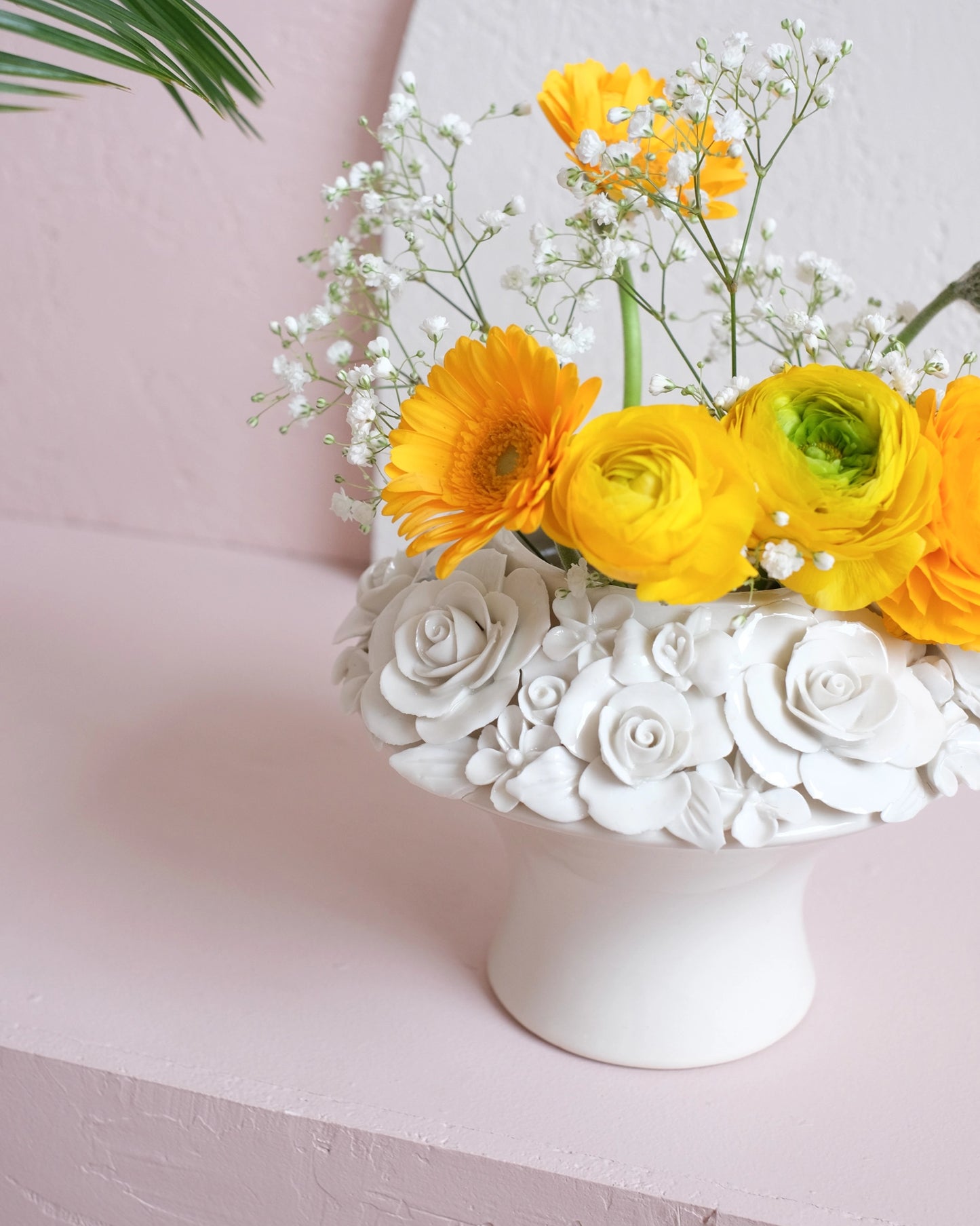 Ancien vase en porcelaine à ornements de fleurs