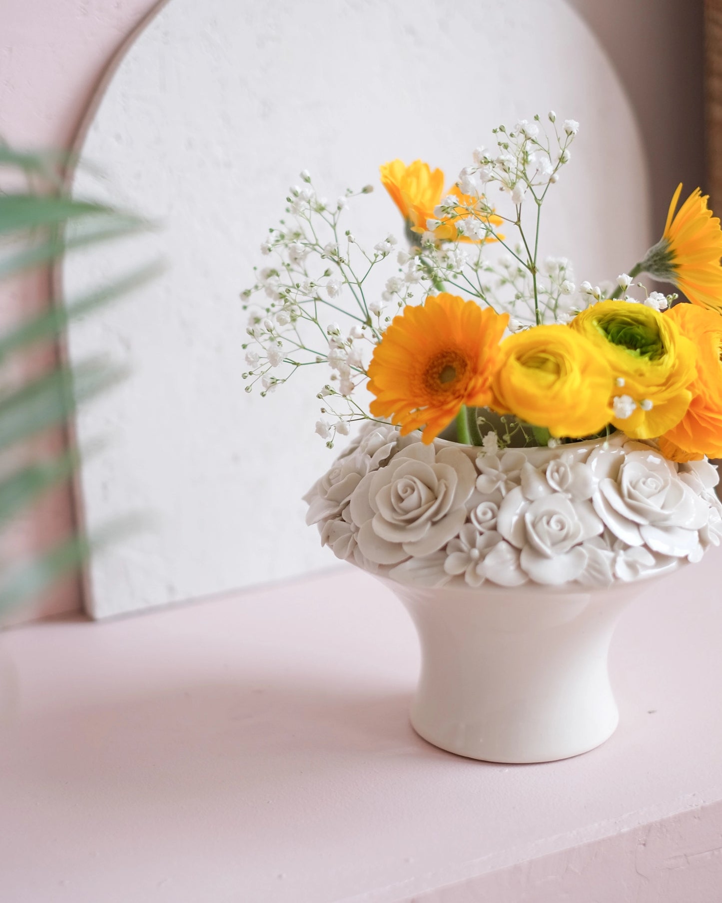 Ancien vase en porcelaine à ornements de fleurs