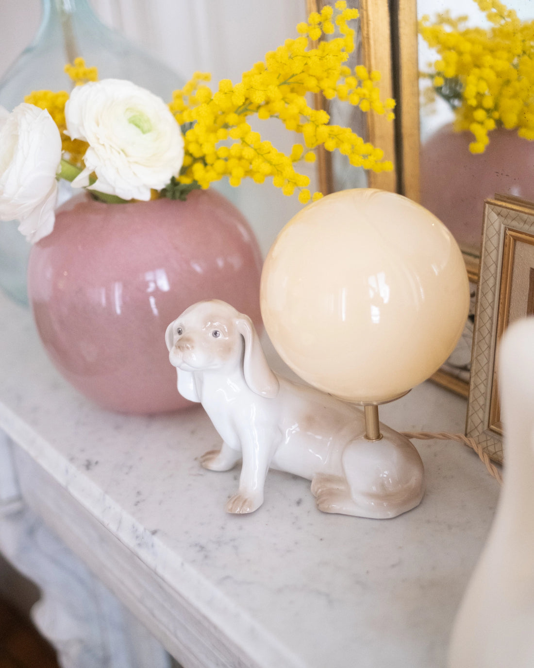Petite lampe chien en céramique et opaline