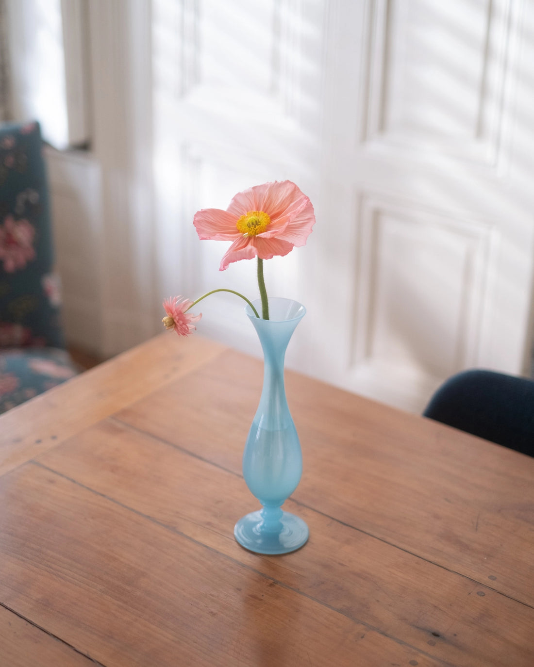 Ancien soliflore en opaline bleue