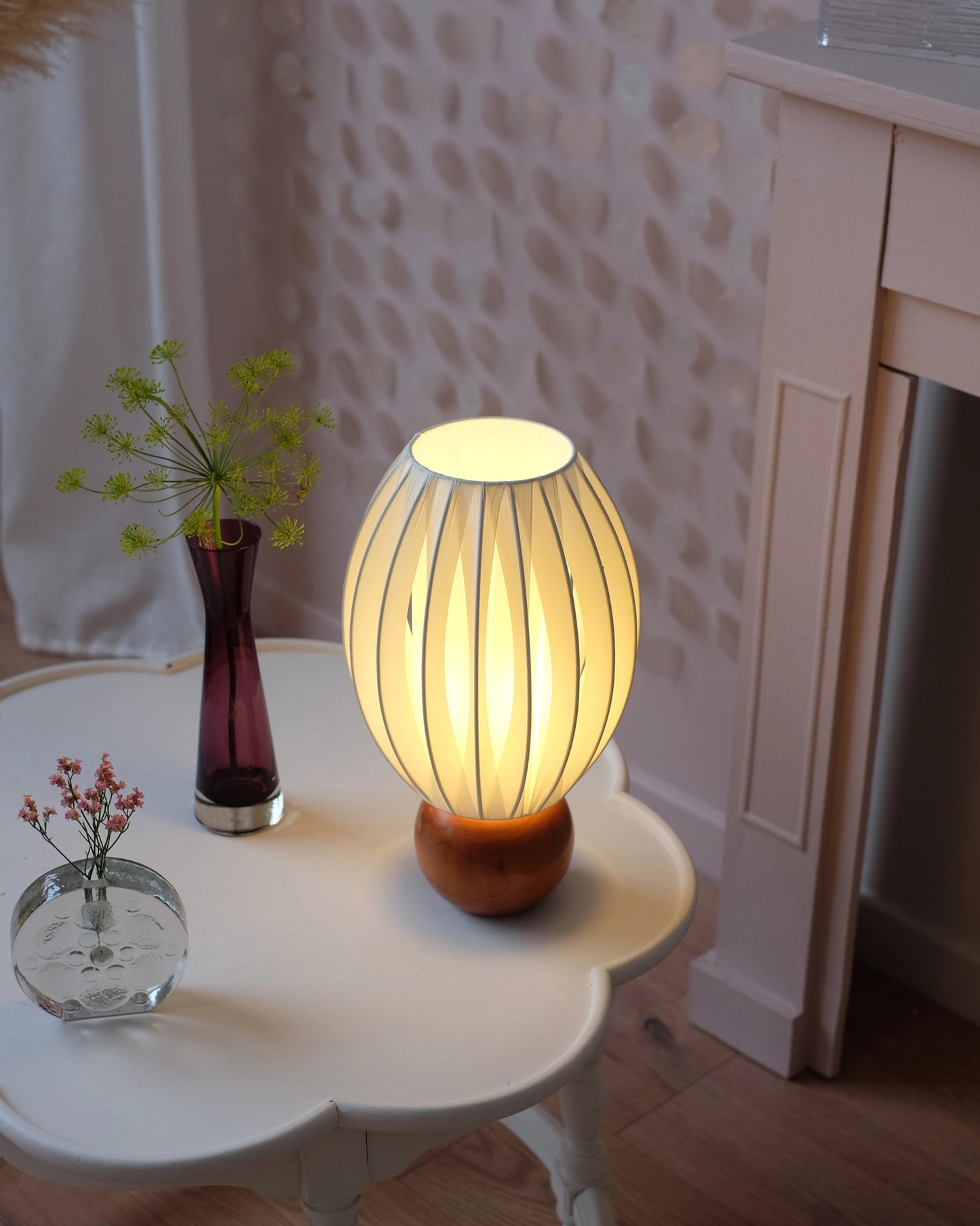 Lampe années 70 avec son pied en bois