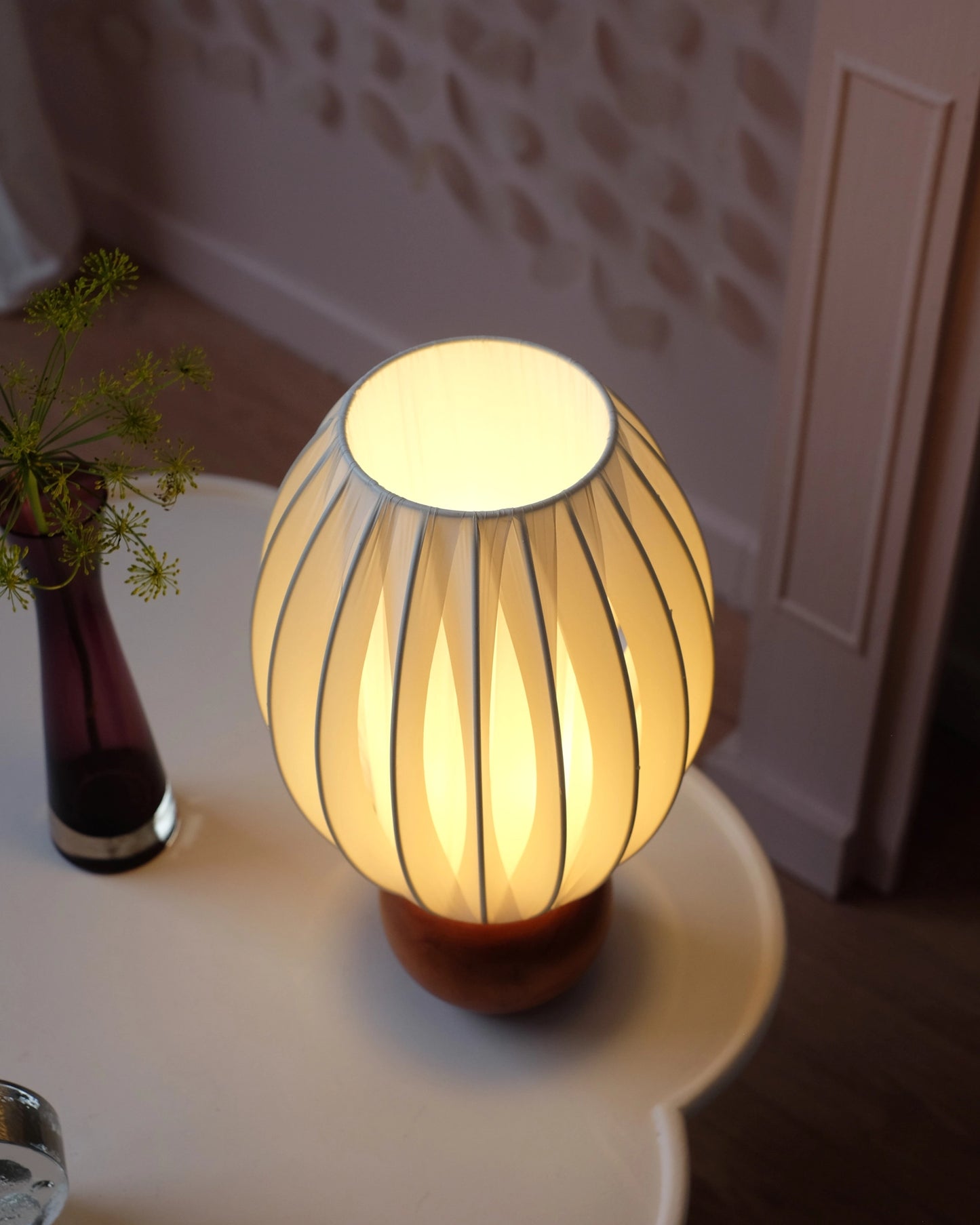 Lampe années 70 avec son pied en bois