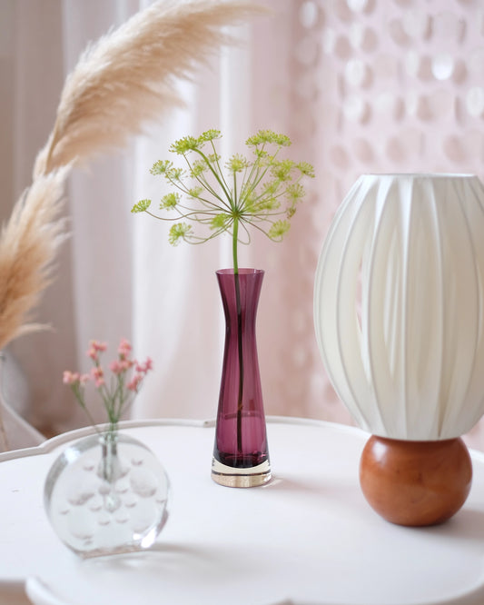 Vase en verre aubergine