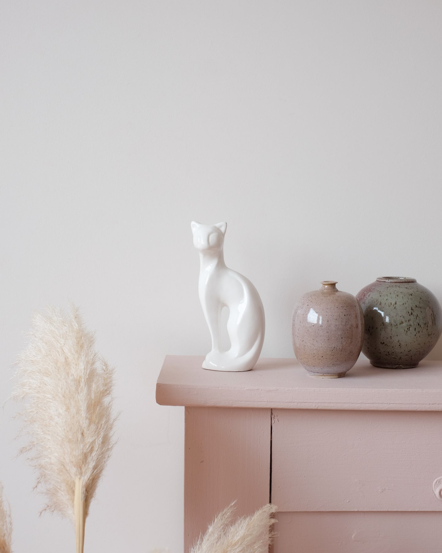 Ancienne sculpture de chat stylisé en faïence blanche