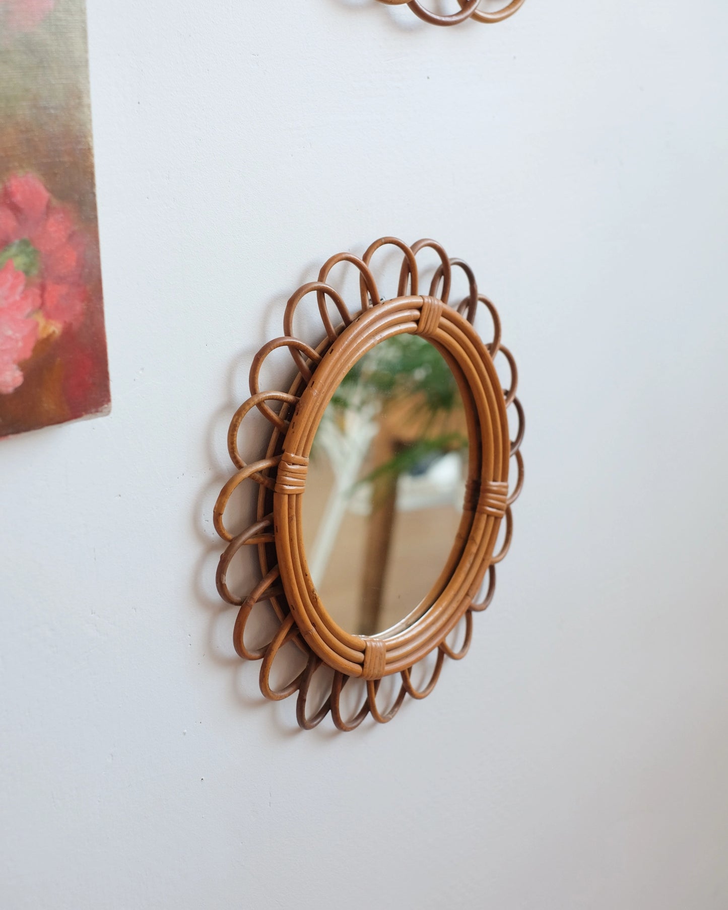 Ancien miroir fleur en rotin