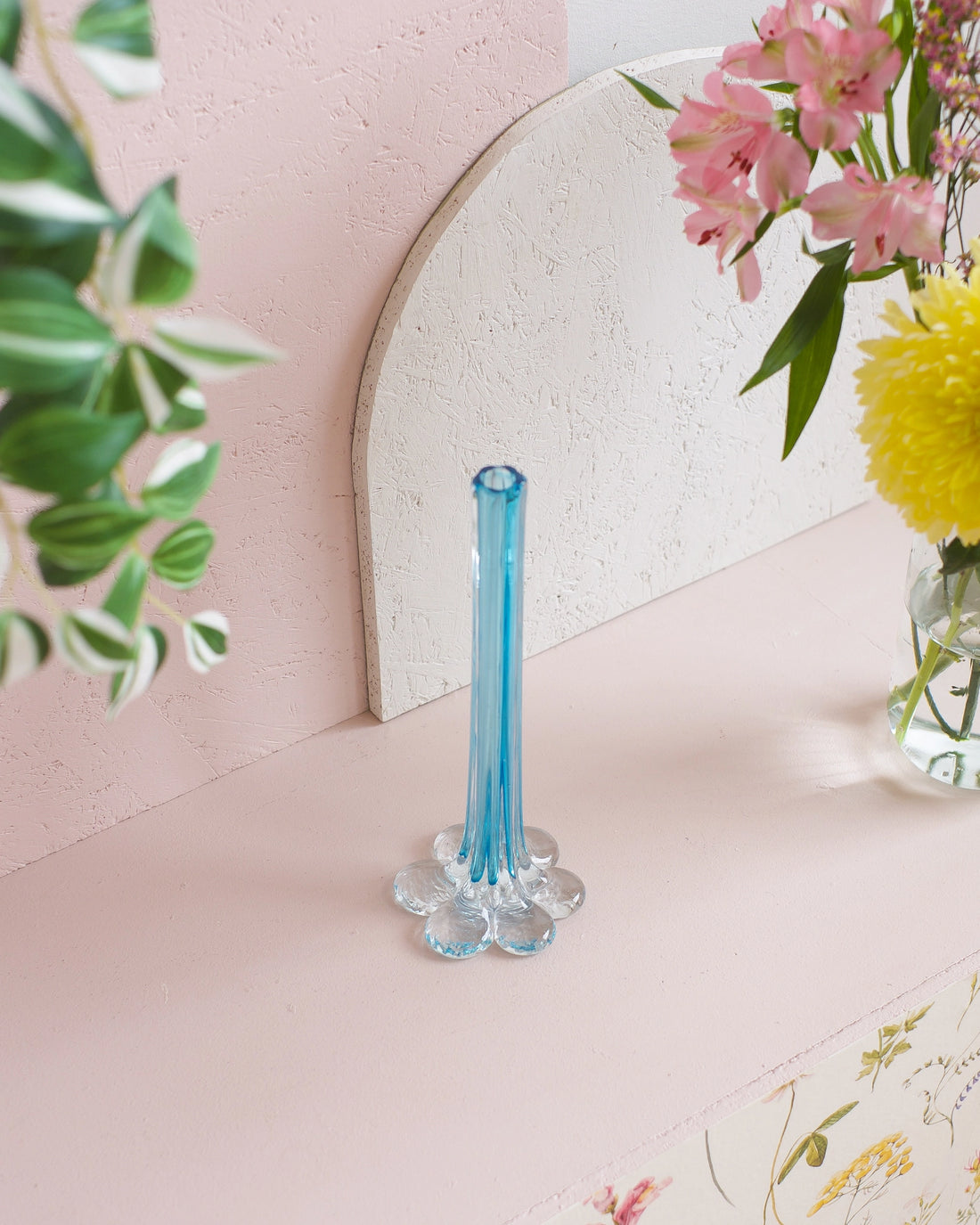 Grand soliflore en verre bleuté.