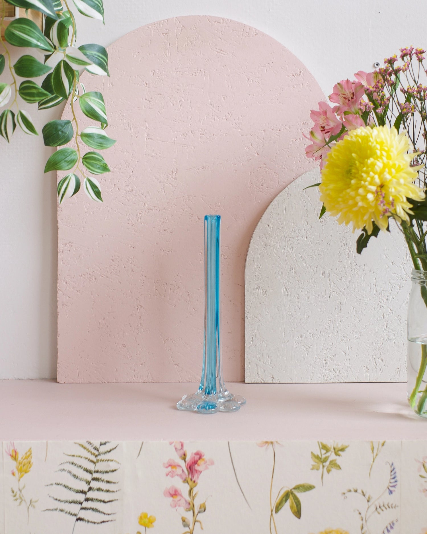 Grand soliflore en verre bleuté.