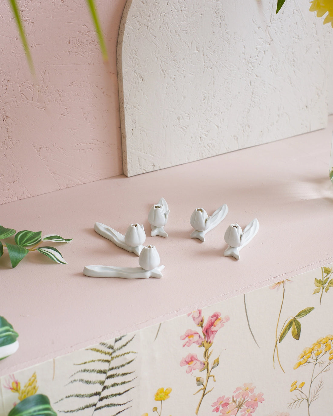 5 anciens porte-couteaux en porcelaine