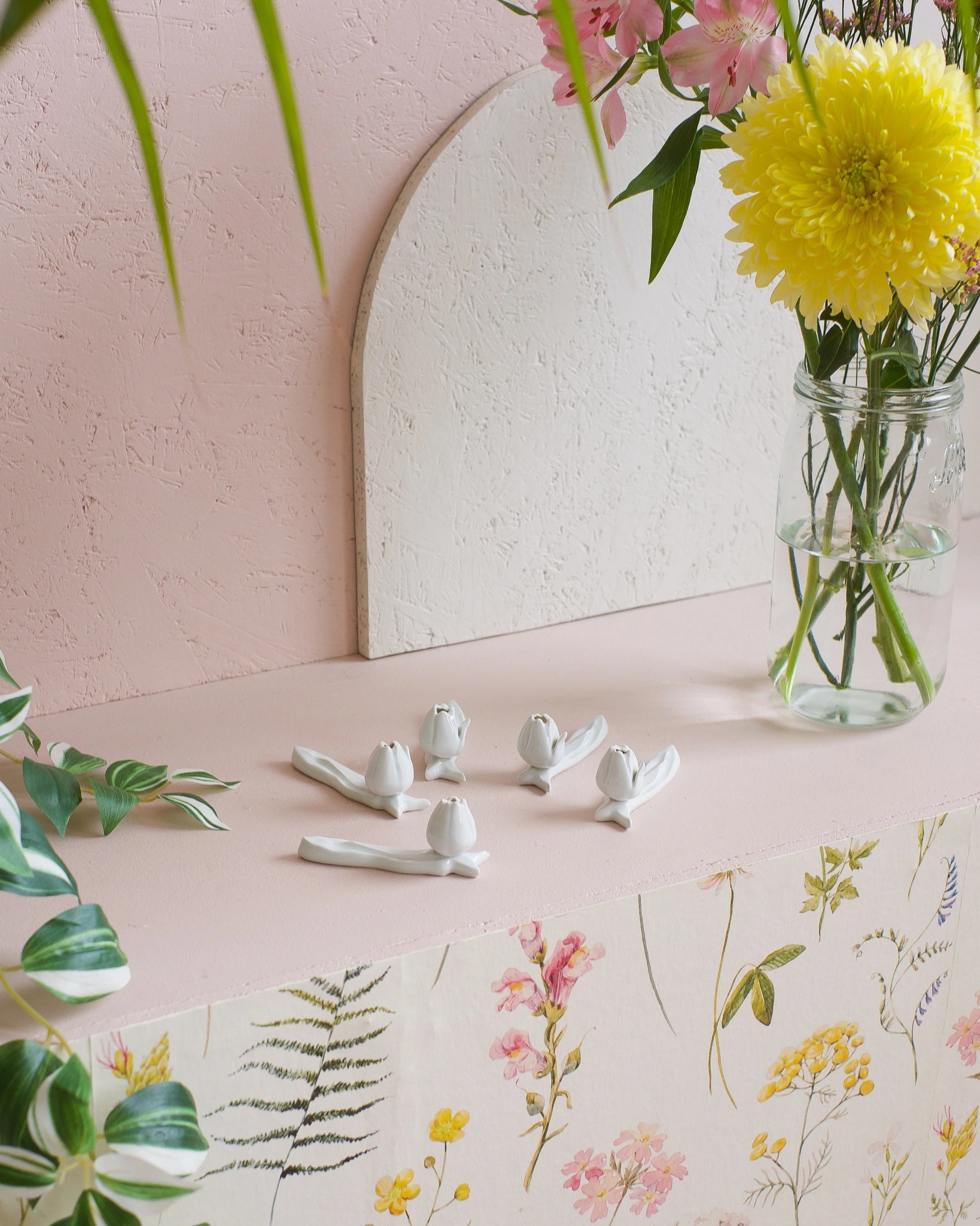 5 anciens porte-couteaux en porcelaine