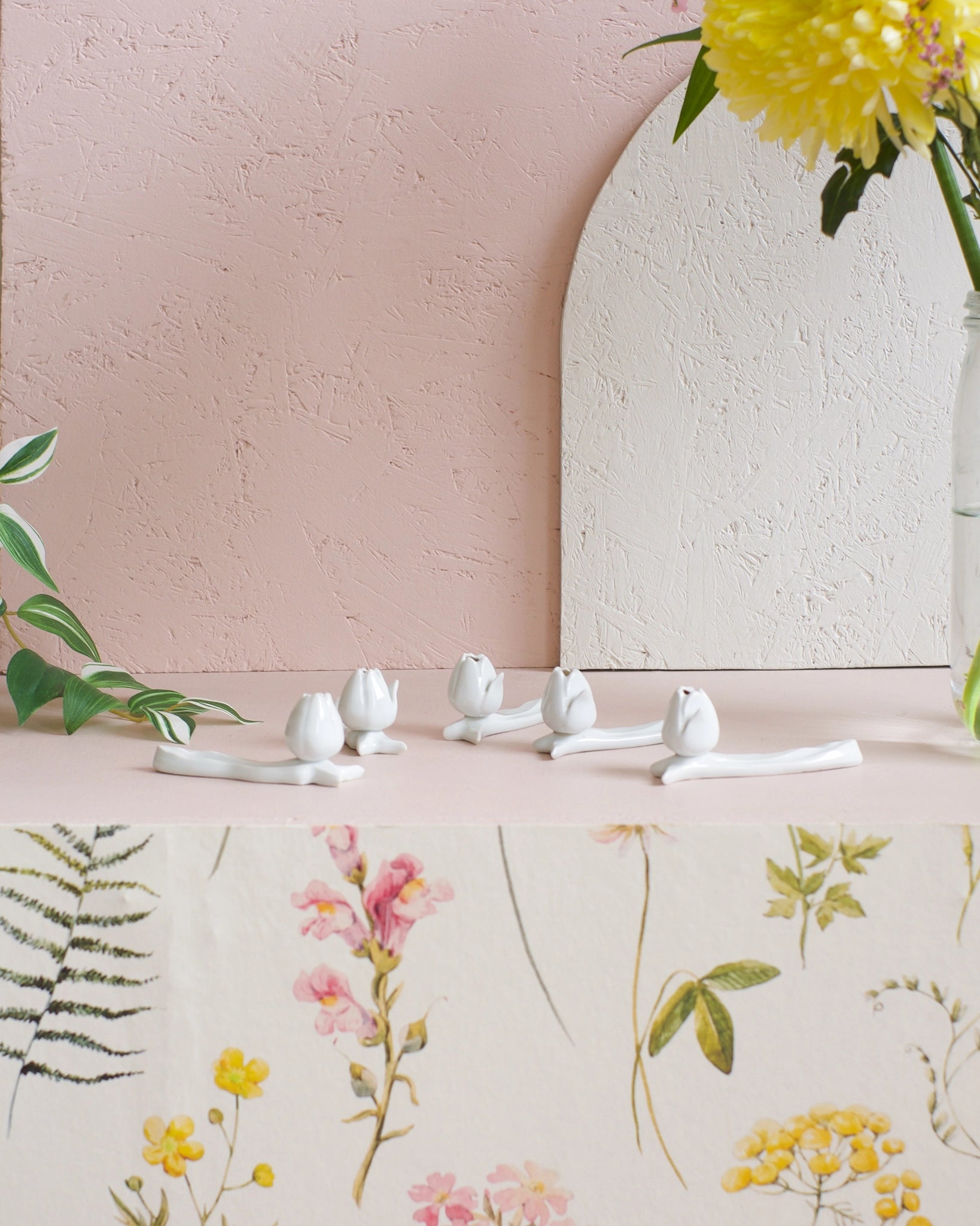 5 anciens porte-couteaux en porcelaine