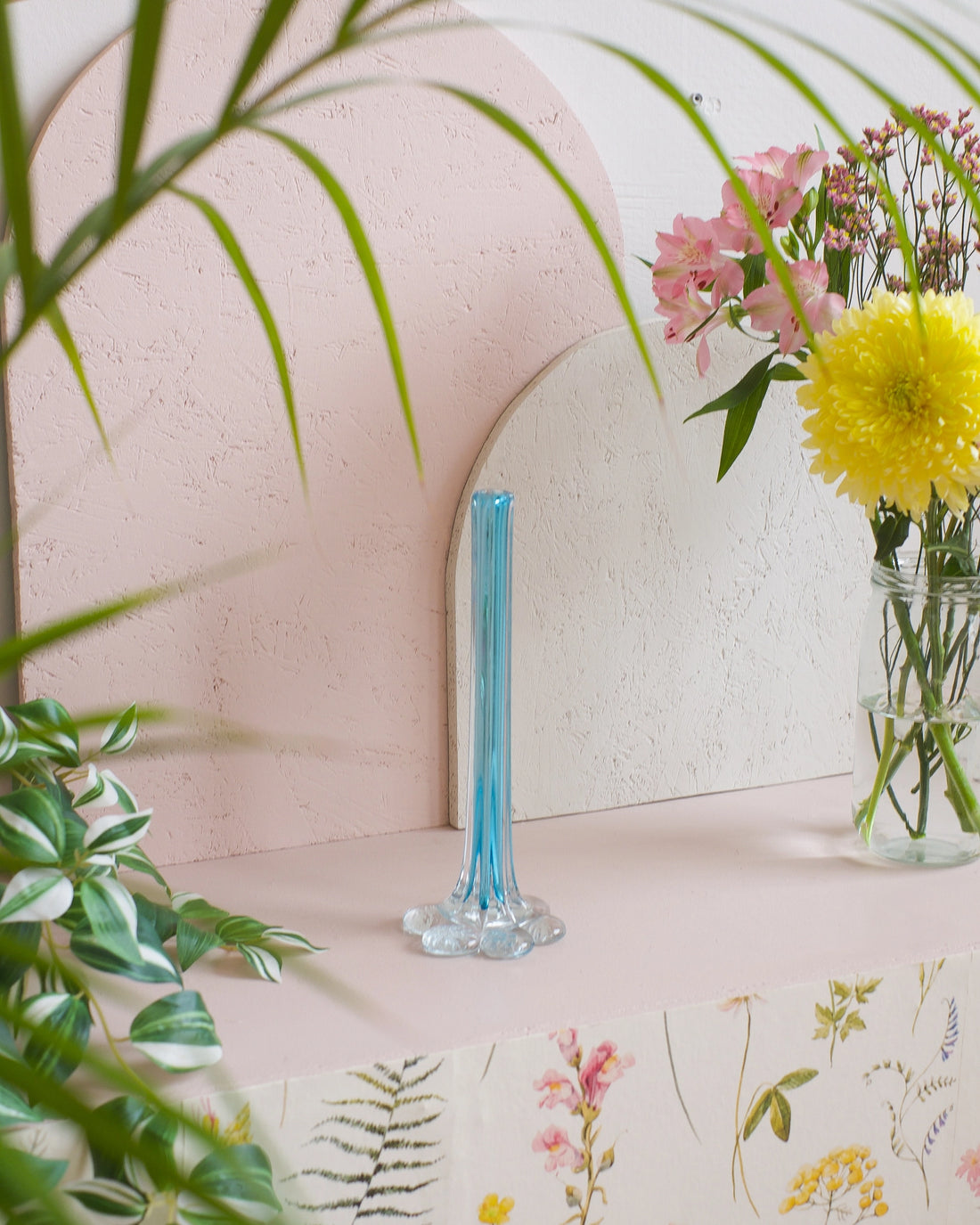 Grand soliflore en verre bleuté.