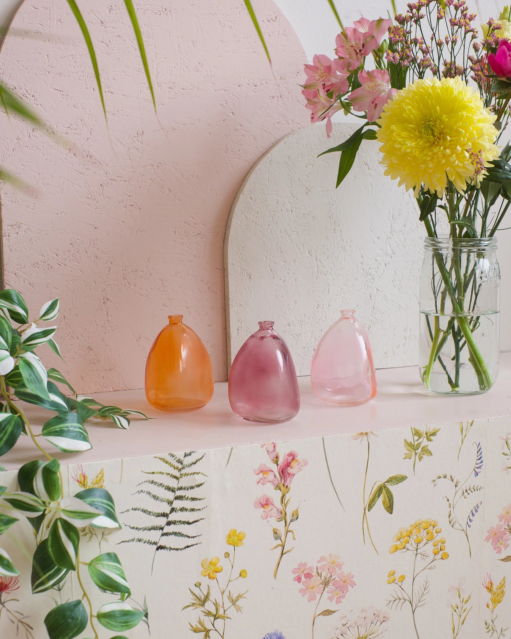 3 petits vases en verre coloré