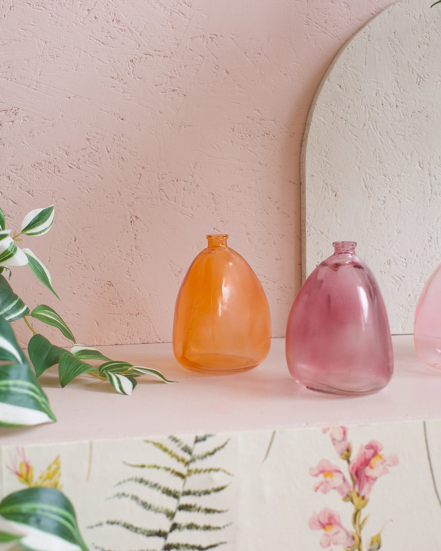 3 petits vases en verre coloré