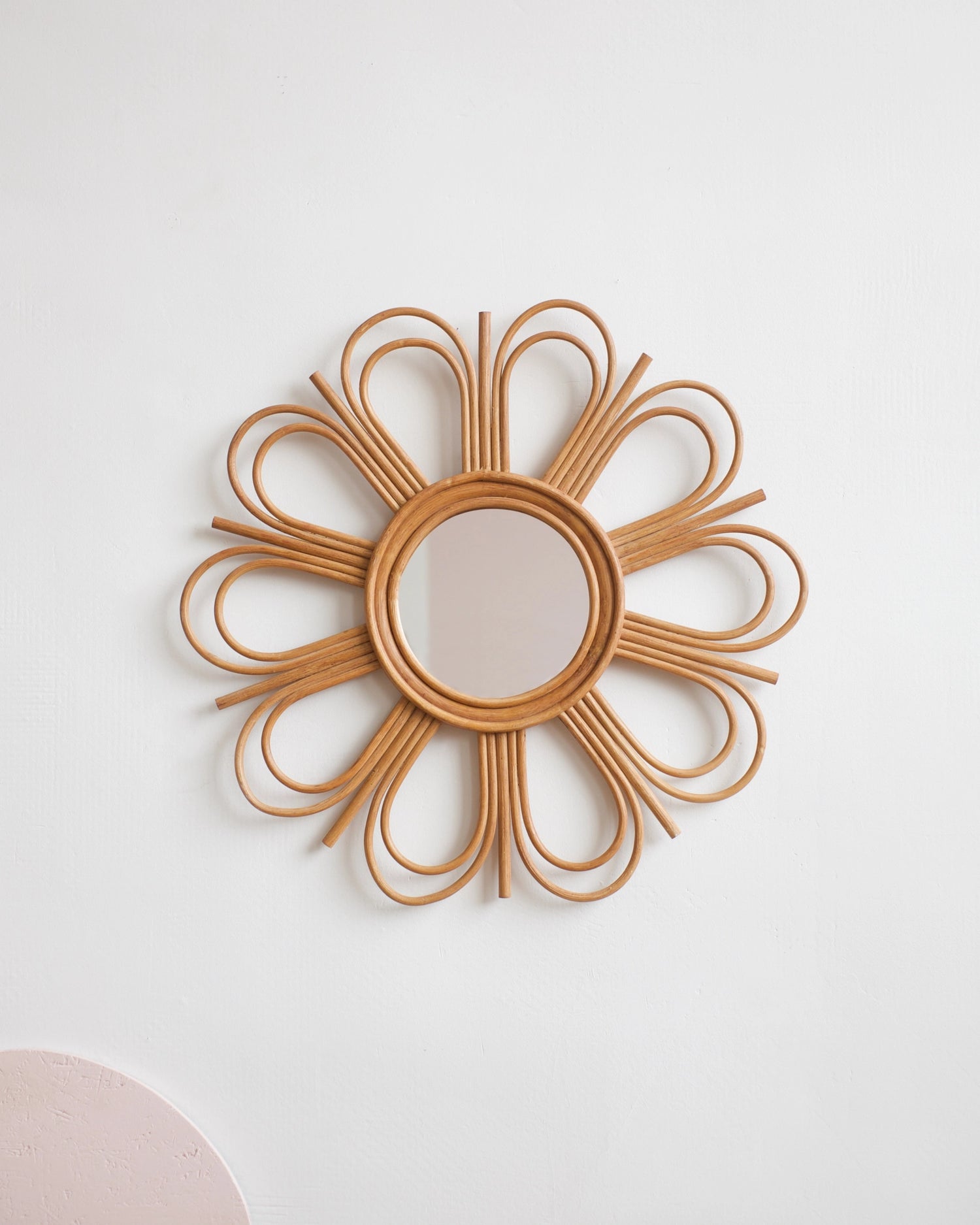 Grand miroir fleur en rotin