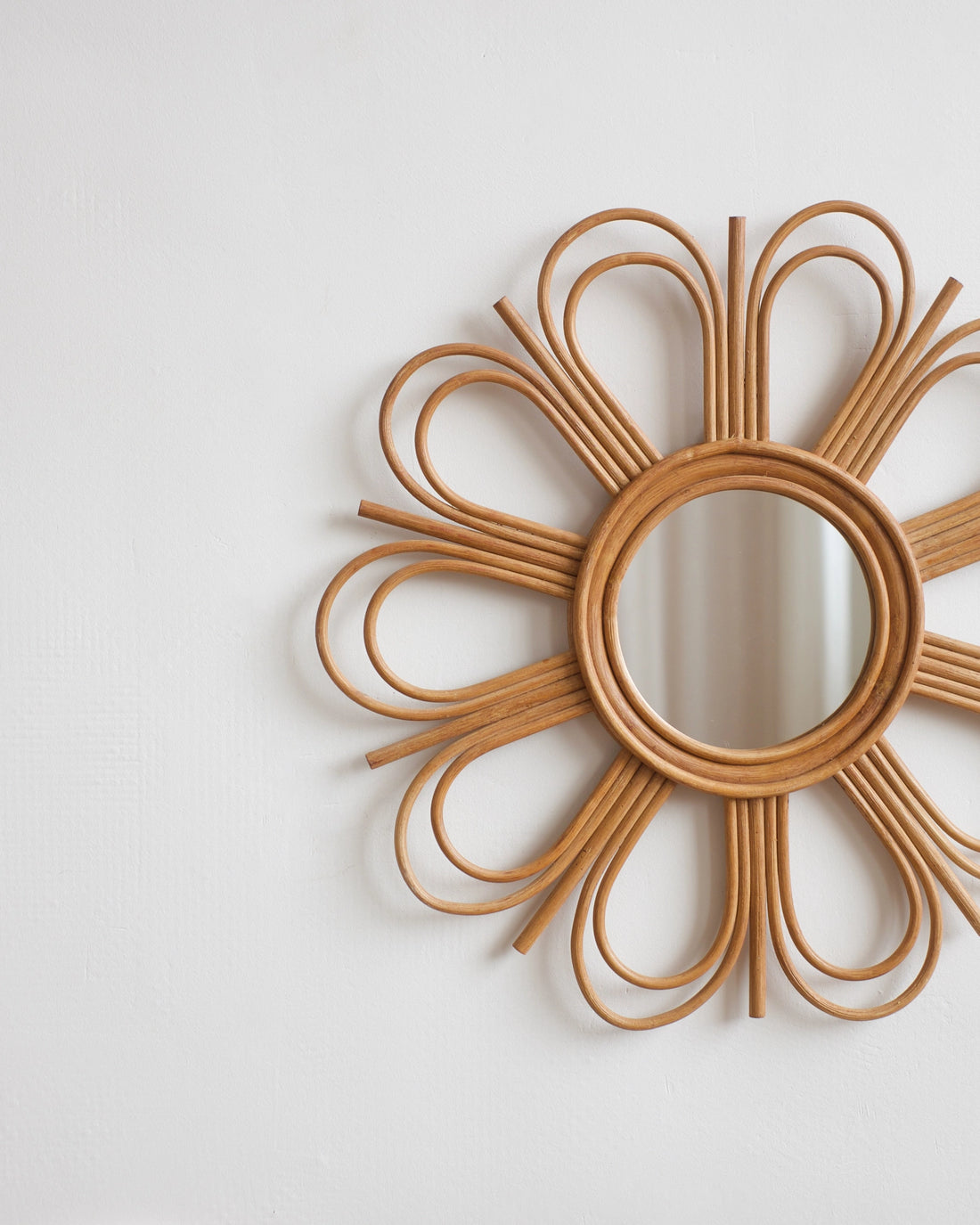 Grand miroir fleur en rotin