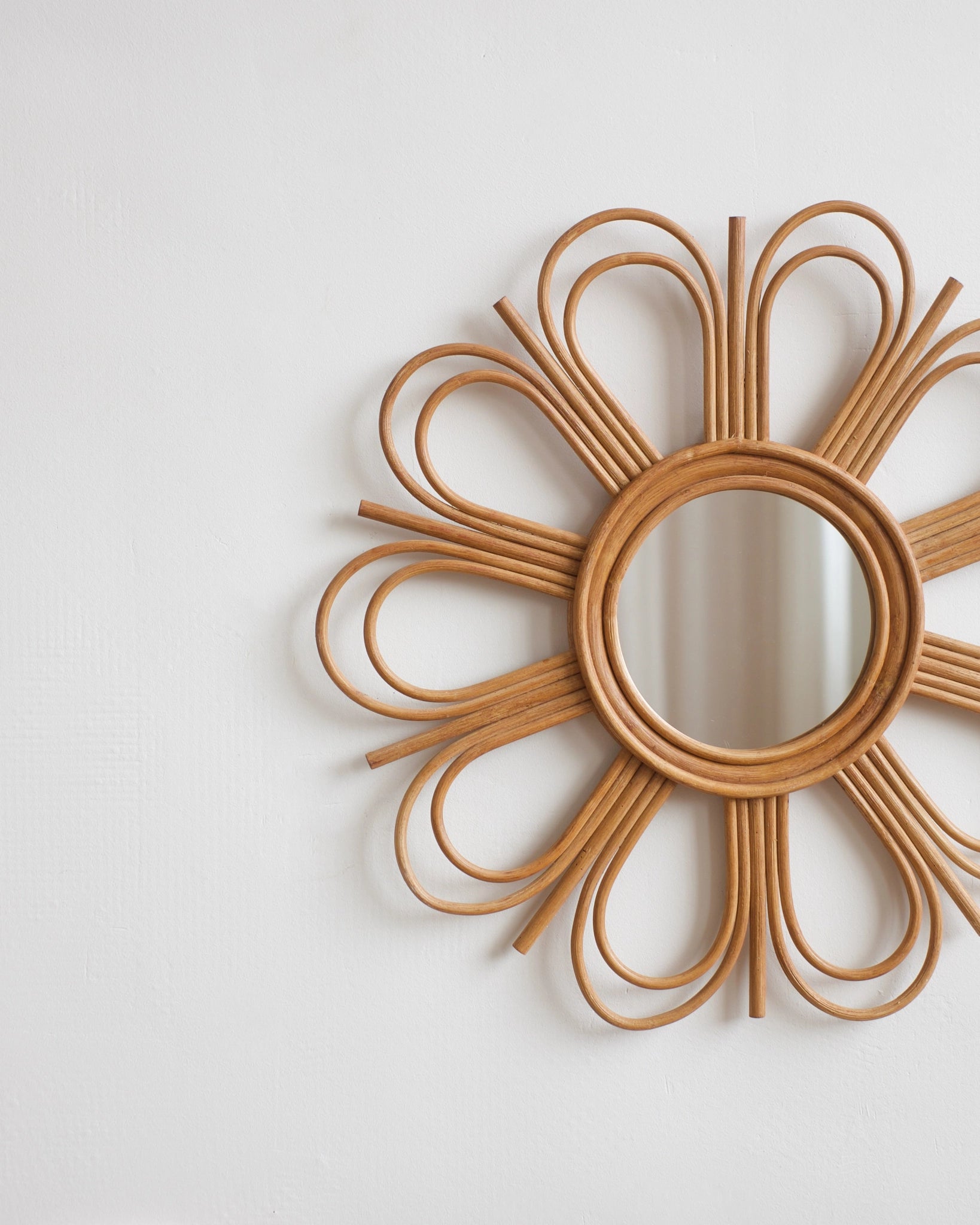 Grand miroir fleur en rotin