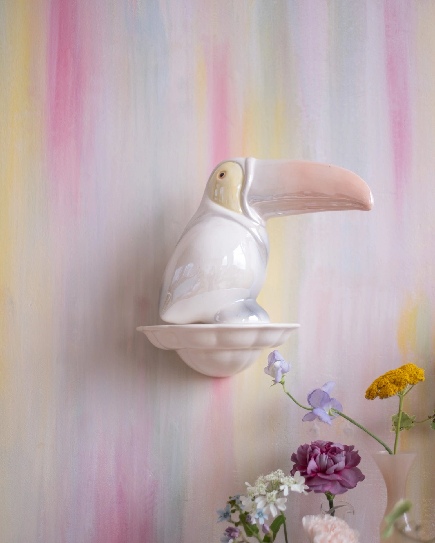 Ancien toucan en céramique irisée