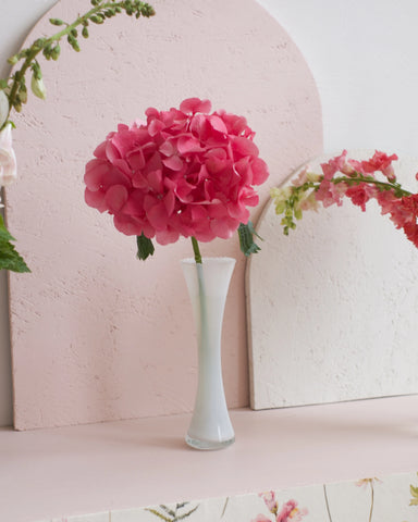 Ancien soliflore en opaline blanche
