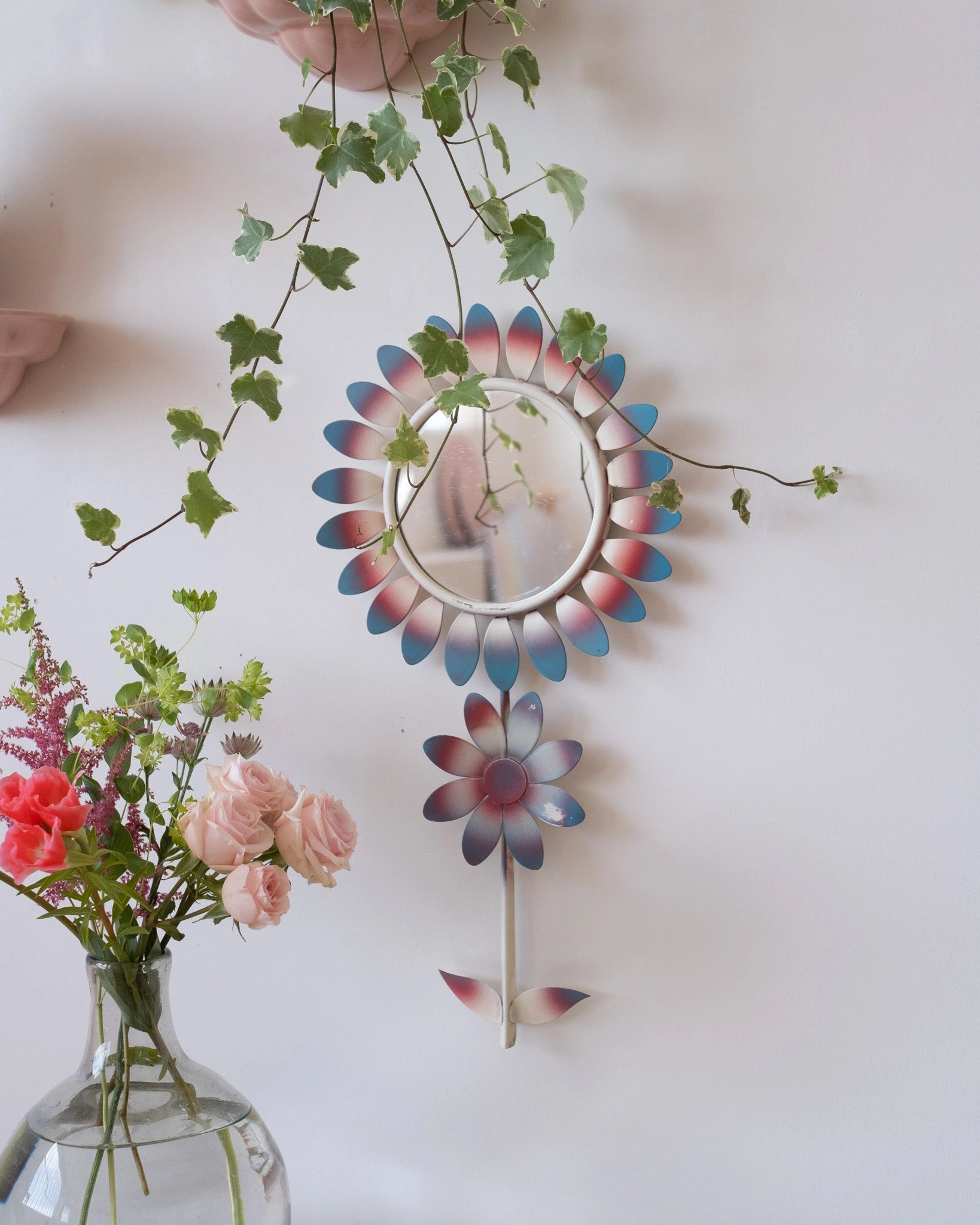 Ancien miroir Fleur en métal bleu et rose