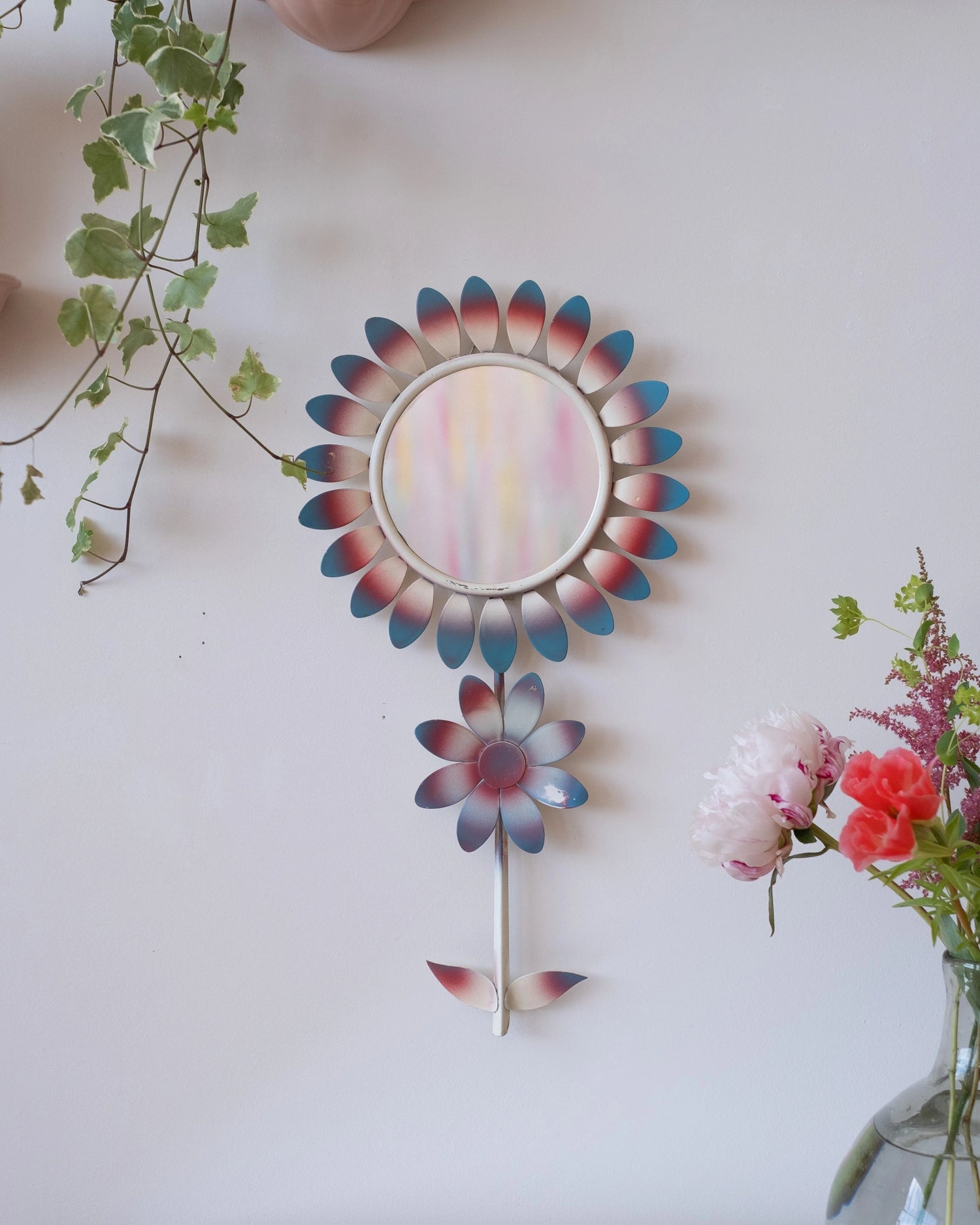 Ancien miroir Fleur en métal bleu et rose