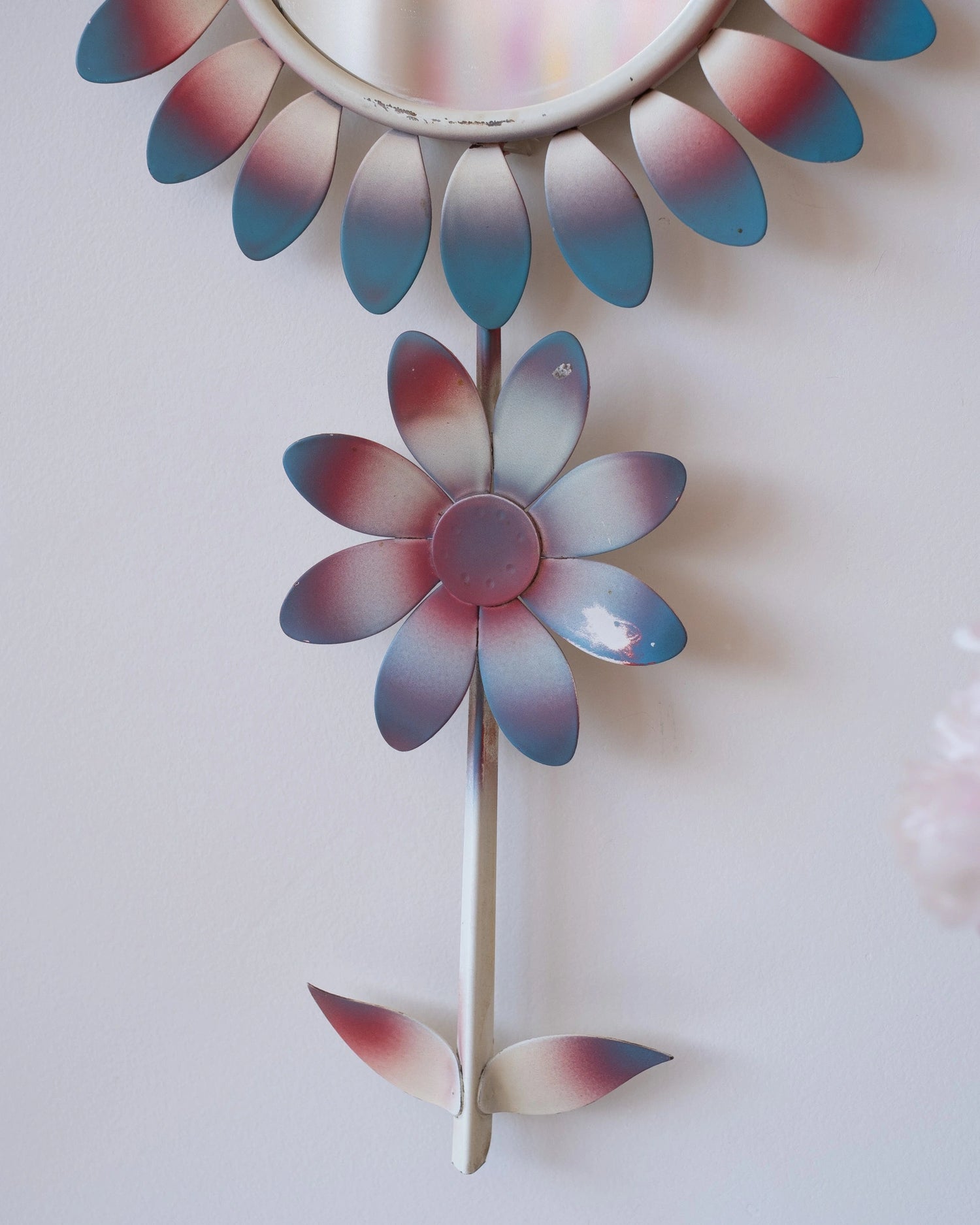Ancien miroir Fleur en métal bleu et rose