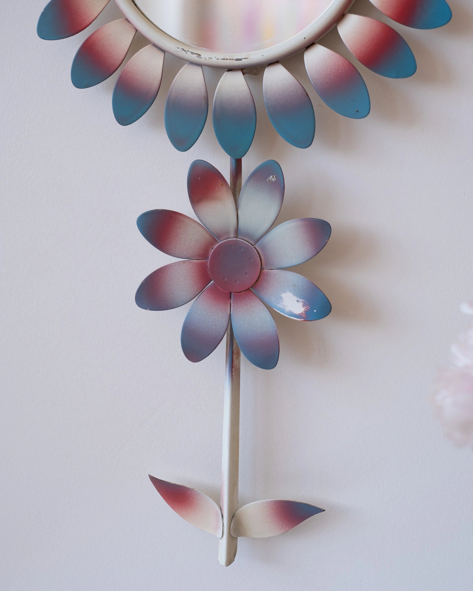 Ancien miroir Fleur en métal bleu et rose