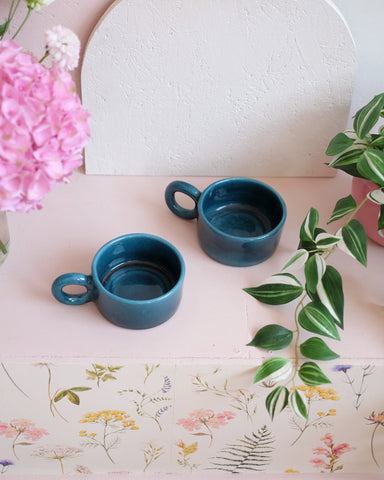 Deux grandes tasses en faïence bleu canard