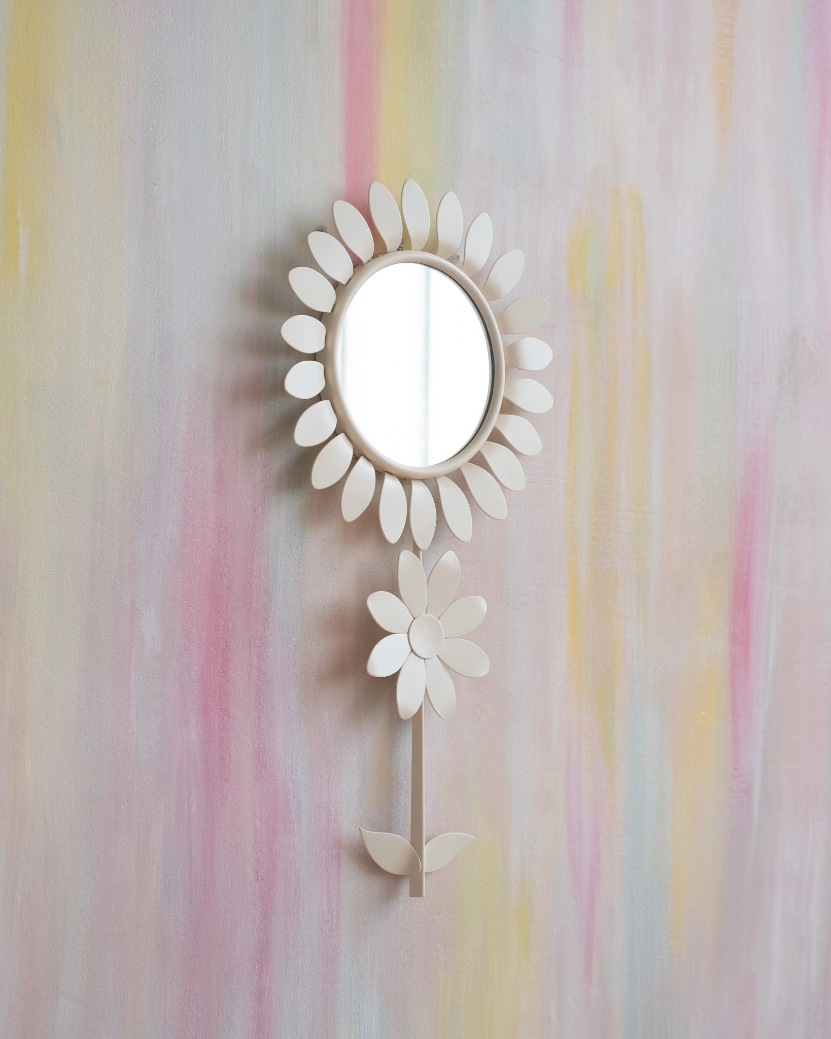 Ancien miroir Fleur en métal blanc crème