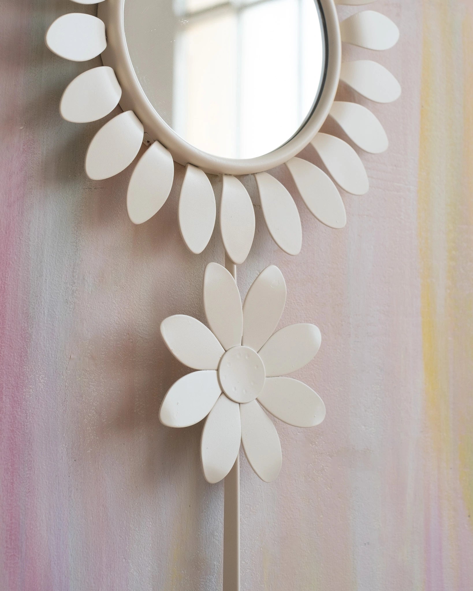 Ancien miroir Fleur en métal blanc crème